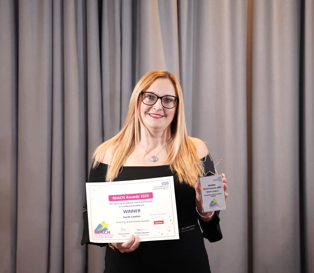 Sarah poses with her award